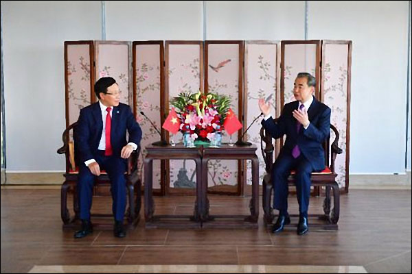 รัฐมนตรีต่างประเทศของจีน-เวียดนามจัดการเจรจาเน้นย้ำสืบสานความสัมพันธ์ที่ดี_fororder_20200824zy1