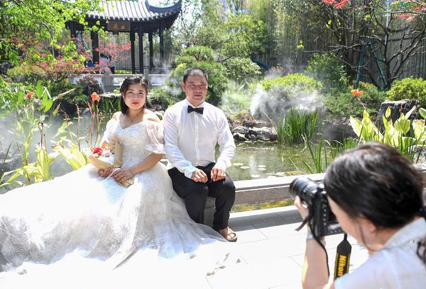 กลุ่มผู้ใช้แรงงานถ่ายภาพแต่งงานต้อนรับวันแห่งความรักของจีน_fororder_工地结婚照 (1)_副本