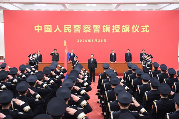 ปธน. จีนมอบธงกองกำลังตำรวจประชาชนจีนพร้อมให้โอวาทสำคัญ_fororder_20200827wjsq2