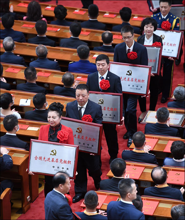 รัฐบาลจีนมอบรางวัลแก่บุคคลผู้สร้างคุณูปการต่อการต้านโควิด-19_fororder_20200908bzdh2