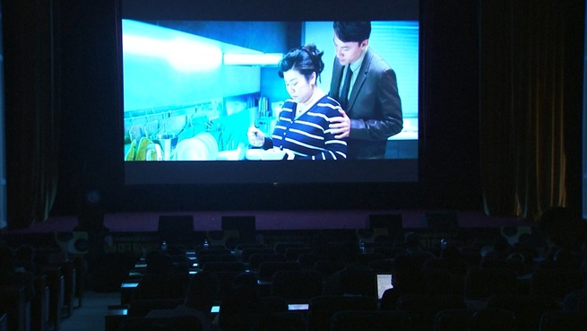 「長春映画祭」の「光明映画館」が視覚障害者向けに映画を上映_fororder_３３３４