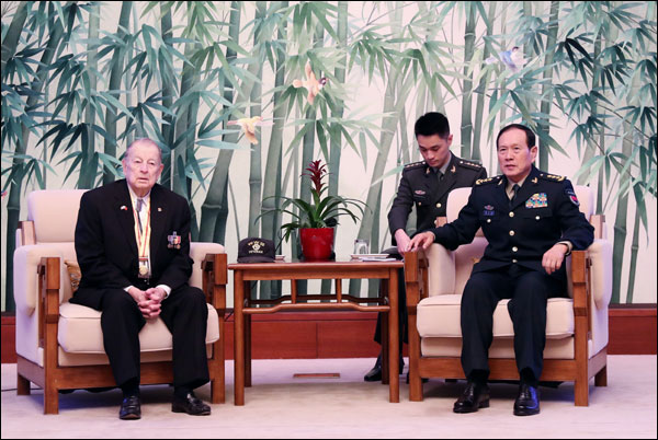 รมว.กลาโหมจีนพบกับอดีตทหารผ่านศึกชาวอเมริกันที่ช่วยจีนในสงครามต้านการรุกรานจากญี่ปุ่น