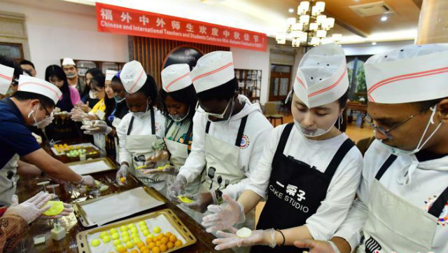 นักเรียนจีน-ต่างชาติร่วมกันทำขนมไหว้พระจันทร์_fororder_0930ybing-2