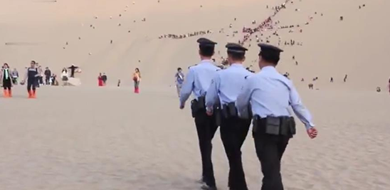 ตำรวจตุนหวง “ขุดทราย” เก็บมือถือคืนนักท่องเที่ยวปีละ 100 กว่าเครื่อง_fororder_微信图片_20201005151756