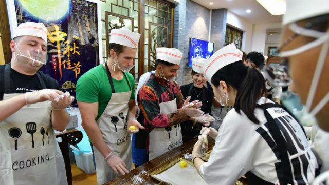 นักเรียนจีน-ต่างชาติร่วมกันทำขนมไหว้พระจันทร์_fororder_0930ybing-3