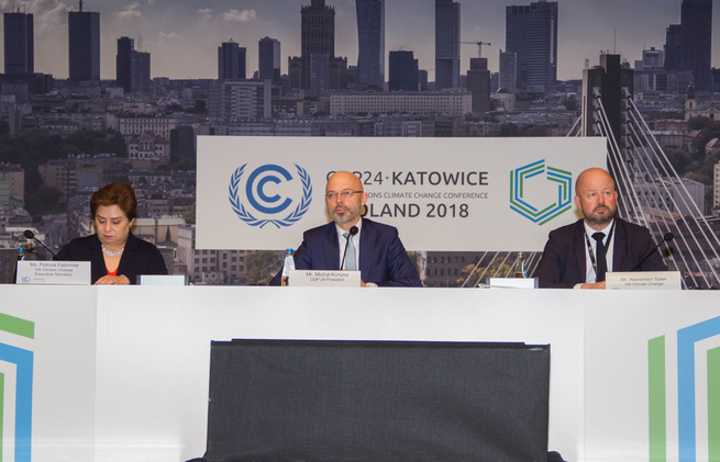 图片默认标题_fororder_1、联合国卡托维茨气候大会主席库尔蒂卡（左二）、《联合国气候变化框架公约》秘书处执行秘书埃斯皮诺萨（左一）出席新闻发布会（林伟大摄）