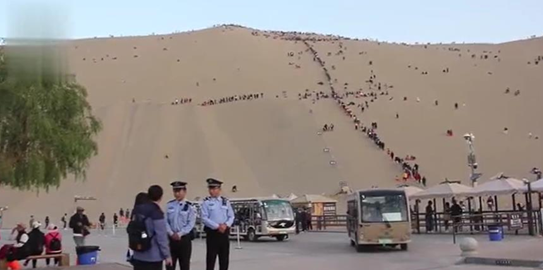 ตำรวจตุนหวง “ขุดทราย” เก็บมือถือคืนนักท่องเที่ยวปีละ 100 กว่าเครื่อง_fororder_微信图片_20201005151803