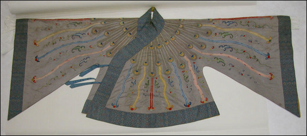  ชุดงิ้วปักกิ่งในวังสมัยราชวงศ์ชิงช่วงศตวรรษที่ 18-19