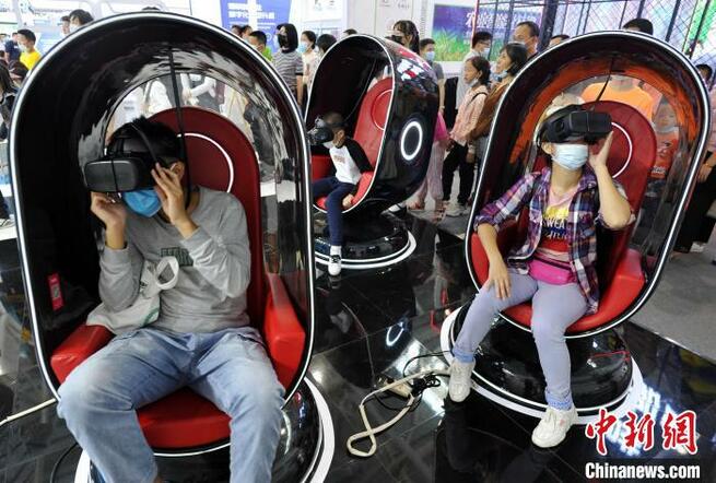 第3回デジタル中国建設成果展覧会開催、デジタル技術を集中的に展示_fororder_图为民众在展馆内戴上VR头显设备，体验零号空间蛋椅带来的超沉浸式的感官体验。　张斌　摄