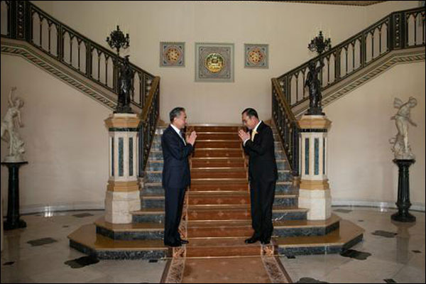 นายกรัฐมนตรีไทยพบปะมนตรีแห่งรัฐและรมว.ต่างประเทศจีน_fororder_20201016hjwy2
