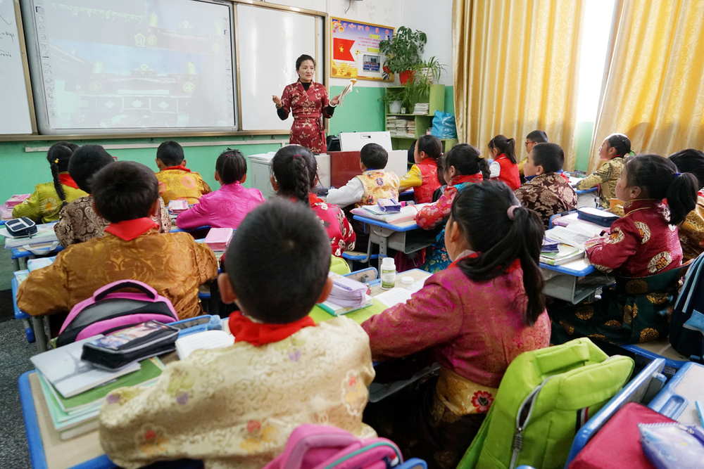 图片默认标题_fororder_图1，昌都市实验小学四年级一班的孩子们在认真上藏文课。 摄影：刘娜.JPG