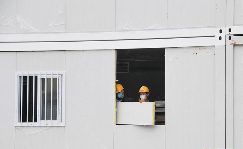 图片默认标题_fororder_2月2日，工人在已经基本建设成形的医院病房工作。 新华社记者 程敏