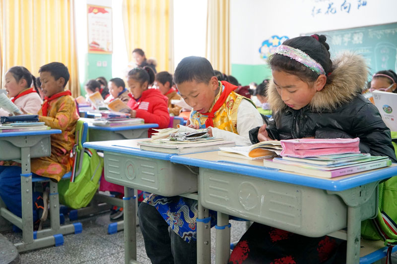 图片默认标题_fororder_图3，孩子们一起大声朗读藏文