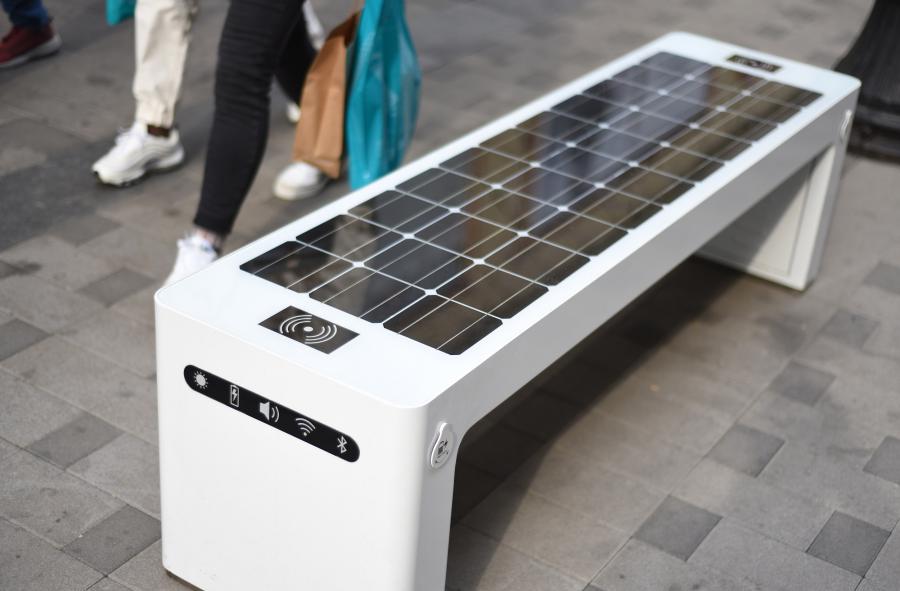 天津濱江道にソーラー充電可能なスマートベンチが登場