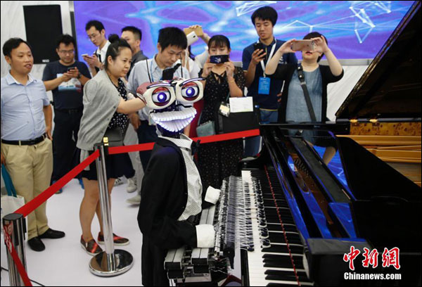 นักเปียโนหุ่นยนต์เปิดตัวที่งานหุ่นยนต์โลกปี 2017