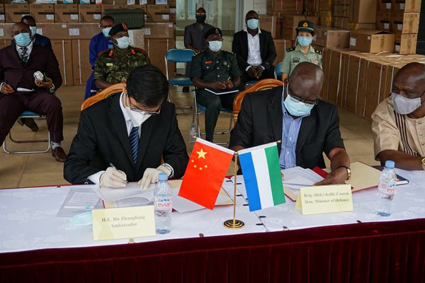 الصين تتبرع بإمدادات طبية لمكافحة كوفيد-19 في سيراليون