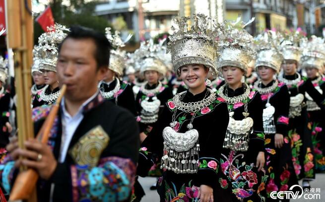 貴州省雷山のミャオ族　伝統的祭りでパレード