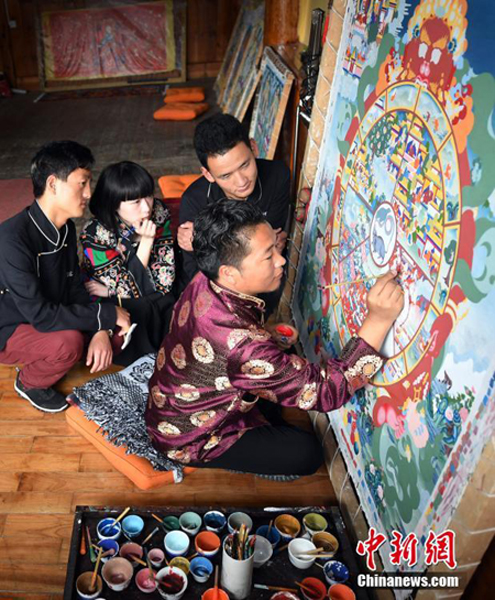 ชาวจีนและต่างชาติร่วมกันเรียนวาดภาพทังก้าที่แชงกรีล่า