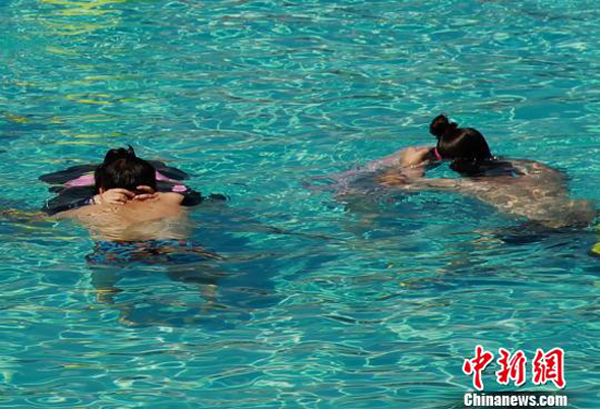 &nbsp;ฉงชิ่ง "แข่งจูบใต้น้ำ" รับวันวาเลนไทน์จีน