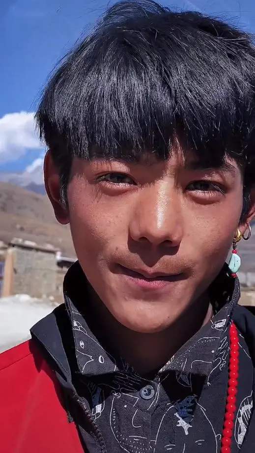 驚異の速度でバズったチベット族の美少年、故郷の観光大使に！
