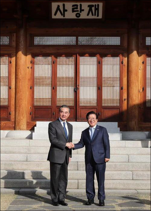รมต.จีนพบปะกับประธานรัฐสภาเกาหลีใต้