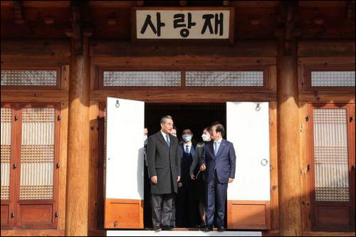 รมต.จีนพบปะกับประธานรัฐสภาเกาหลีใต้