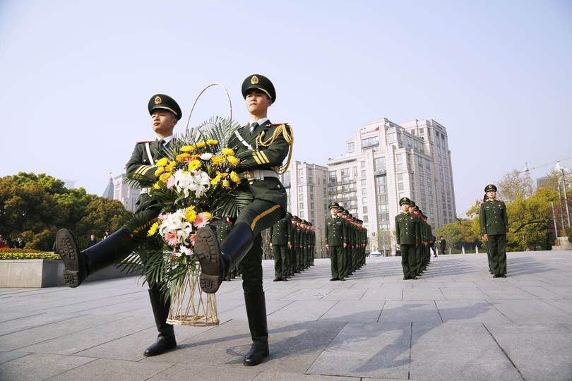 图片默认标题_fororder_武警上海总队执勤第四支队官兵在纪念碑前敬献花圈