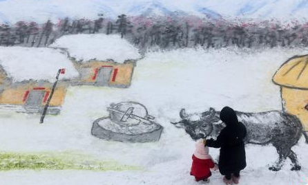 จิตรกรวาดภาพบนหิมะ“หิมะปกคลุมปฐพีนำความเก็บเกี่ยวอุดมสมบูรณ์ในปีหน้า”