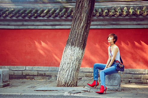 ภาพถ่ายหวัง ลั่วตัน ดาราหญิงจีน แต่งตัวแบบ "street style" เที่ยวหูท่ง (ซอย ) กรุงปักกิ่ง