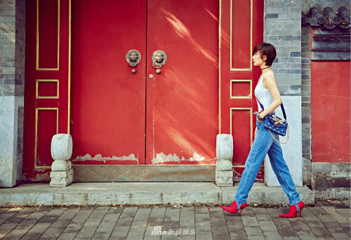 ภาพถ่ายหวัง ลั่วตัน ดาราหญิงจีน แต่งตัวแบบ "street style" เที่ยวหูท่ง (ซอย ) กรุงปักกิ่ง