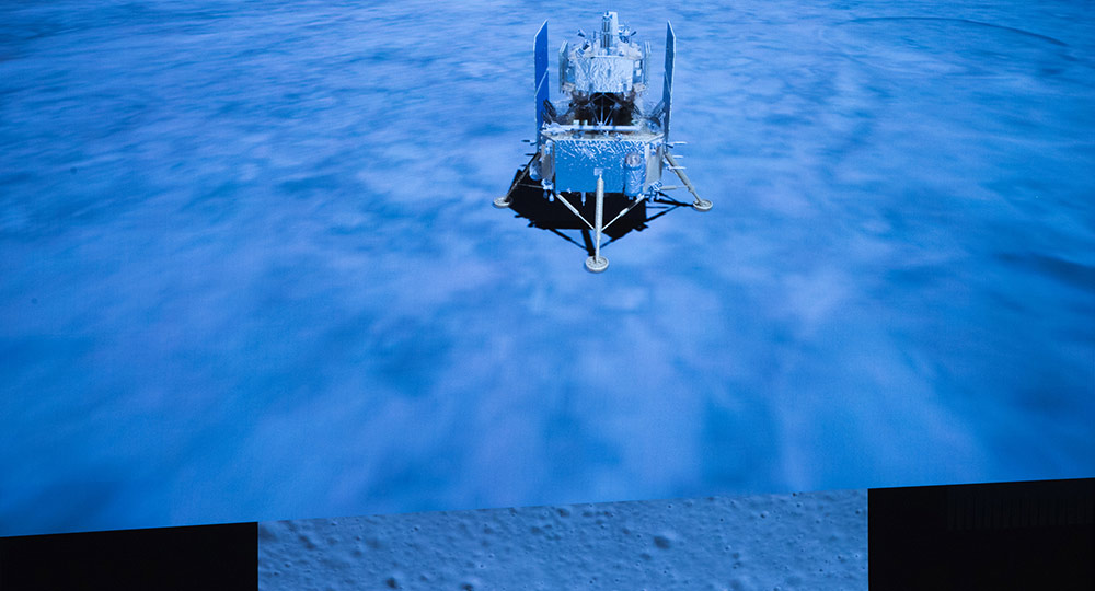 المسبار الصيني "تشانغ آه-5" يهبط على سطح القمر لجمع عينات