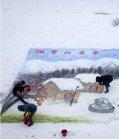 จิตรกรวาดภาพบนหิมะ“หิมะปกคลุมปฐพีนำความเก็บเกี่ยวอุดมสมบูรณ์ในปีหน้า”