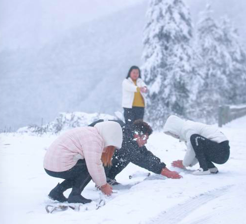ชาวเมืองหย่าอันตื่นตาตื่นใจกับทิวทัศน์ขาวโพลนของหิมะ