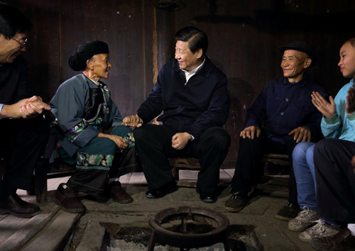 图片默认标题_fororder_图5：2013年11月，习近平在湘西十八洞村与村民石爬专一家人交谈