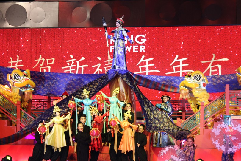 图片默认标题_fororder_图片三 当地时间2019年2月5日，农历大年初一，泰国一商场为了营造过年的喜庆气氛，推出一场令人炫目的中国风歌舞表演。摄影：李敏