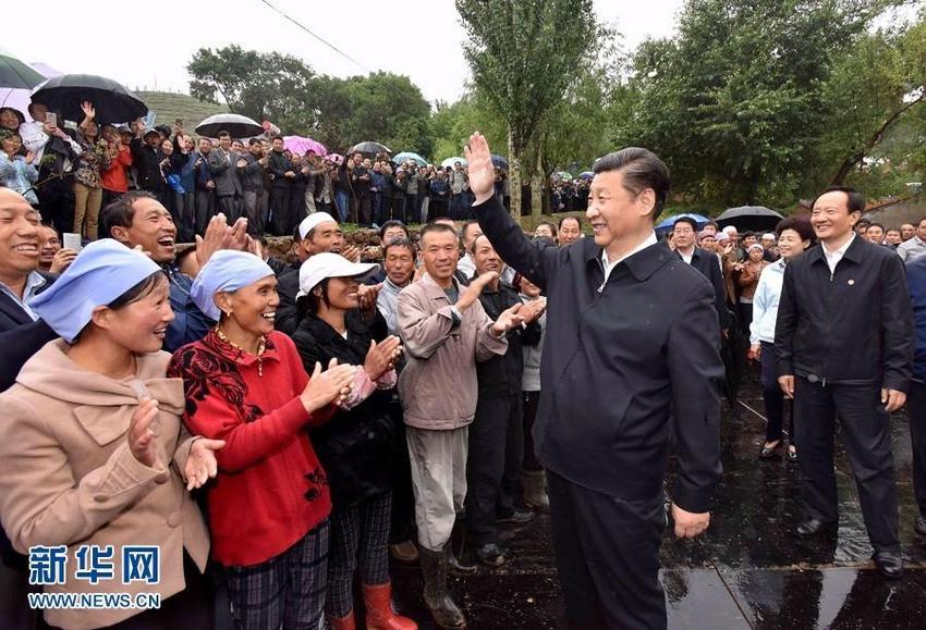 Cerita Xi Jinping Memprihatin pada Etnis Minoritas Tiongkok_fororder_图4：2016年7月，习近平在宁夏固原向回族群众招手