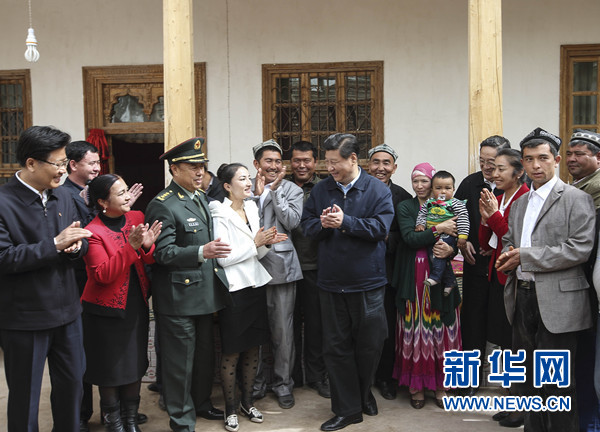 Cerita Xi Jinping Memprihatin pada Etnis Minoritas Tiongkok_fororder_图2：2014年4月，习近平在南疆喀什考察，到维吾尔族村民家做客