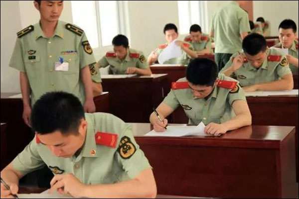 สี จิ้นผิงลงนามในคำสั่งประกาศ“ข้อตกลงการศึกษาวิชาชีพการทหารของกองทัพจีน (ฉบับทดลอง)”