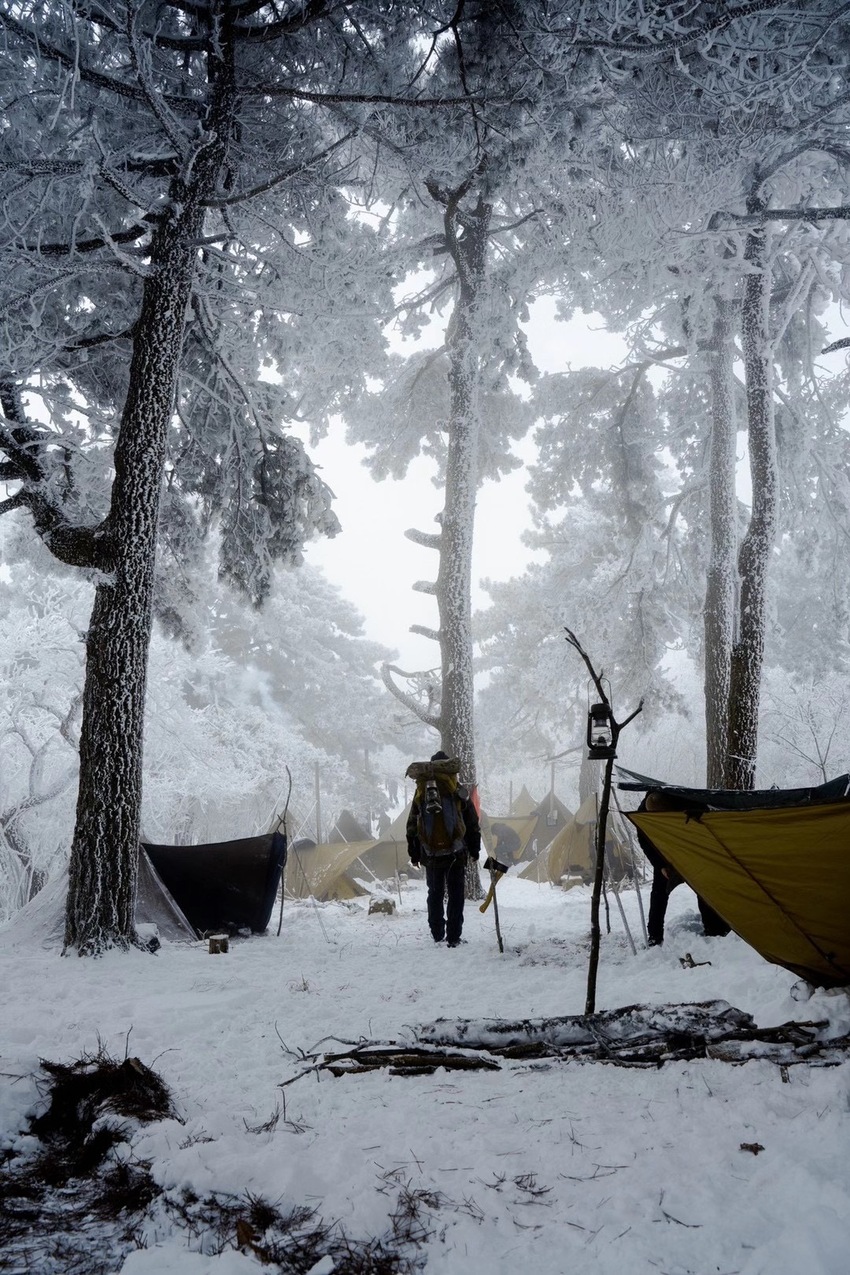 Hiking dan Camping di tengah Salju