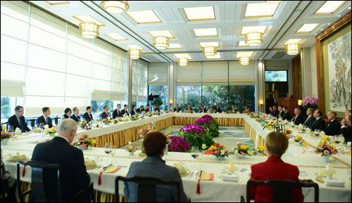 รัฐมนตรีต่างประเทศจีนพบคณะทูตสหภาพยุโรป