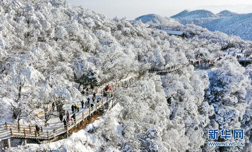 Pemandangan Salju di Longtoushan