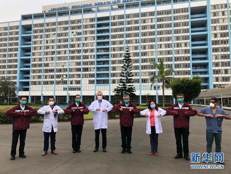 ‘สี จิ้นผิง’ นำจีนดำเนินความร่วมมือต้านโควิด-19_fororder_中国医疗专家组成员与医院医护人员合影