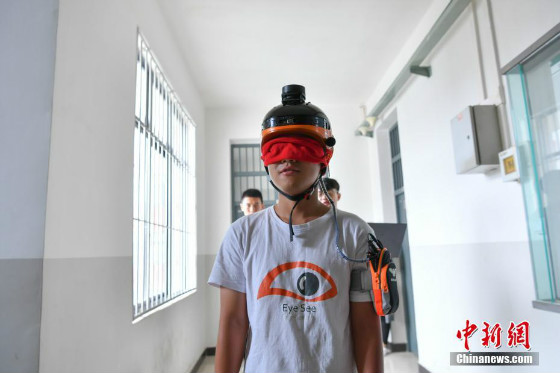 นักศึกษาคุนหมิงออกแบบ "หมวกนิรภัย" สำหรับคนตาบอด