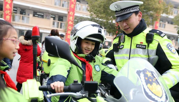เมืองนานกิงจัดกิจกรรม “ตำรวจจราจรตัวน้อย” ใช้ถนนอย่างปลอดภัย_fororder_0106交警1