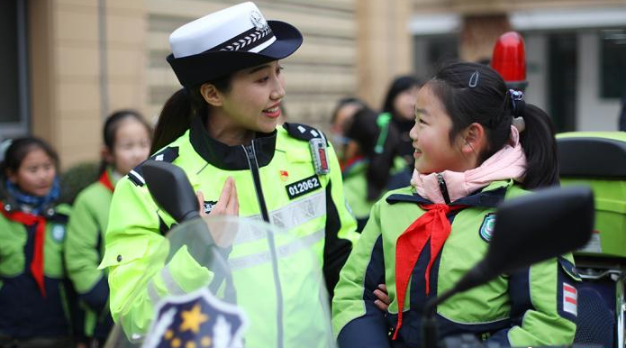 เมืองนานกิงจัดกิจกรรม “ตำรวจจราจรตัวน้อย” ใช้ถนนอย่างปลอดภัย_fororder_0106交警3