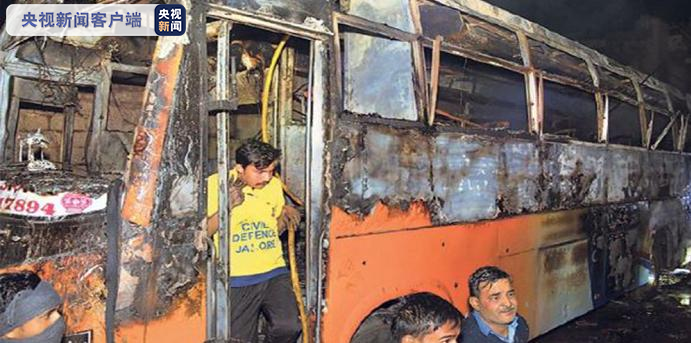 مغربی بھارت میں ایک بس میں آتشزدگی سے چھ افراد جاں بحق_fororder_0118印度客车火灾