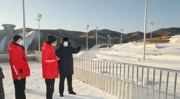 (ตามรอยสีจิ้นผิง) ปธน.จีนตรวจการเตรียมงานโอลิมปิกฤดูหนาวปักกิ่ง 2022 มุ่งใช้ความคิดสร้างสรรค์ทางวิทยาศาสตร์และเทคโนโลยี_fororder_冬季两项滑雪中心3