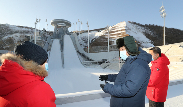 (ตามรอยสีจิ้นผิง) ปธน.จีนตรวจการเตรียมงานโอลิมปิกฤดูหนาวปักกิ่ง 2022 มุ่งใช้ความคิดสร้างสรรค์ทางวิทยาศาสตร์และเทคโนโลยี_fororder_跳台滑雪中心