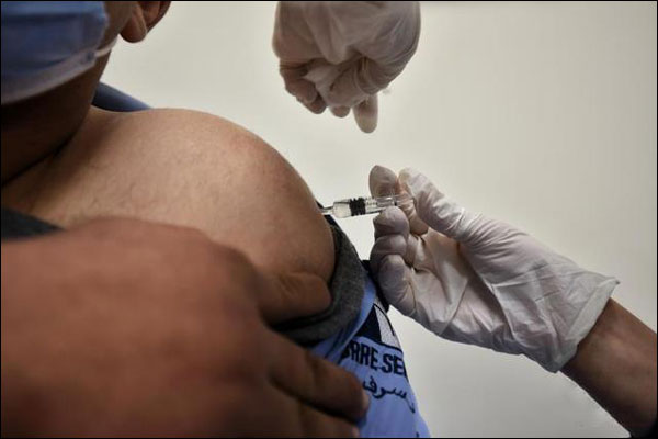 อียิปต์ฉีดวัคซีนต้านโควิดจีนแก่บุคลากรการแพทย์_fororder_20210125aj1