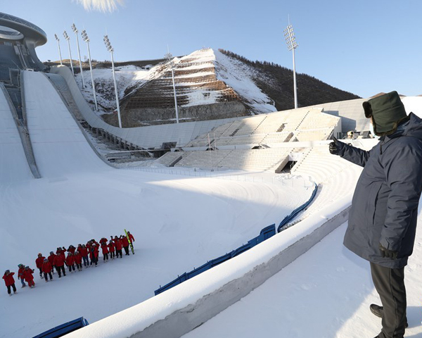 (ตามรอยสีจิ้นผิง) ปธน.จีนตรวจการเตรียมงานโอลิมปิกฤดูหนาวปักกิ่ง 2022 มุ่งใช้ความคิดสร้างสรรค์ทางวิทยาศาสตร์และเทคโนโลยี_fororder_跳台滑雪中心2